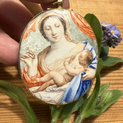 Antiquités - Pendentif médaillon en or et émail représentant la Vierge à l'Enfant