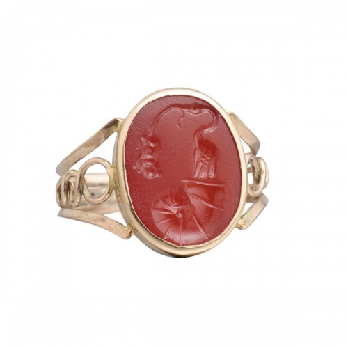 Early 19th-century Gold ring with Ancient Roman intaglio of a stork, shell and mouse