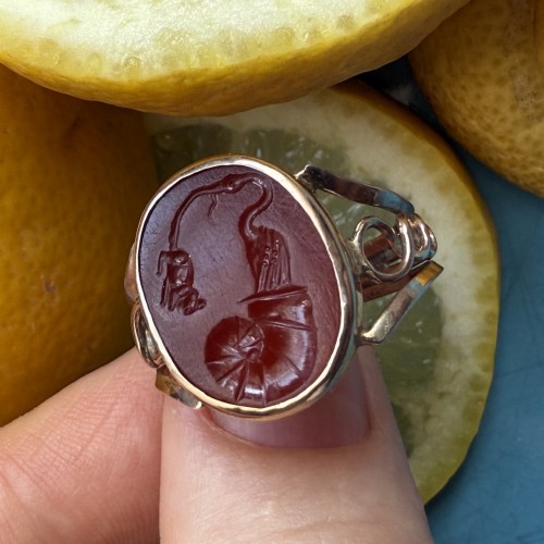 Antiquités - Bague en or début du XIXe siècle avec intaille romaine antique