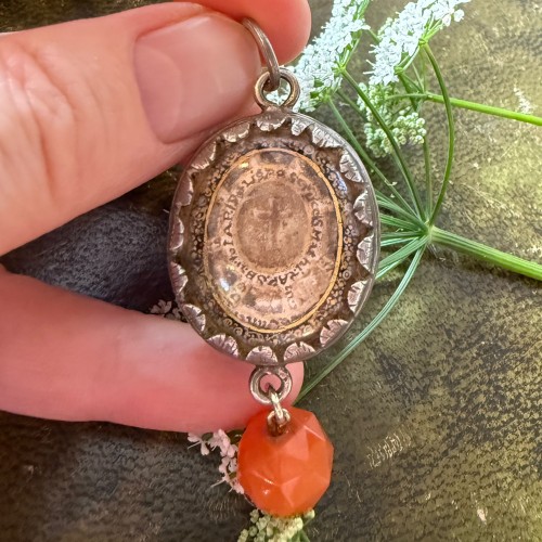 Antiquités - Eglomisé Pendant of the Virgin and Child with Reliquary