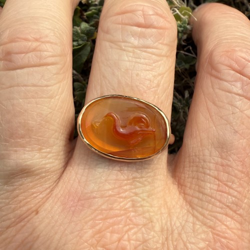Antiquités - Gold Ring with a Cameo of a Dolphin