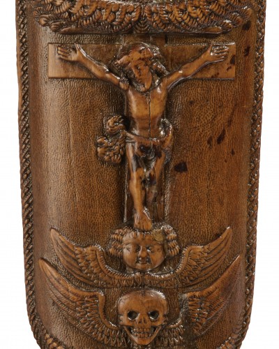 Râpe à tabac ornée de la Crucifixion et du Jugement dernier. France, XVIIe siècle. - Objets de Curiosité Style 