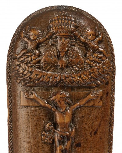 Objets de Curiosité  - Râpe à tabac ornée de la Crucifixion et du Jugement dernier. France, XVIIe siècle.