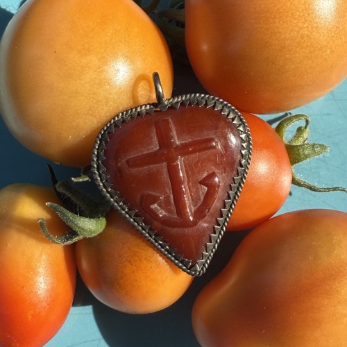 Art sacré, objets religieux  - Pendentif en ambre en forme de cœur, monté sur argent. Allemagne, XVIIe siècle.