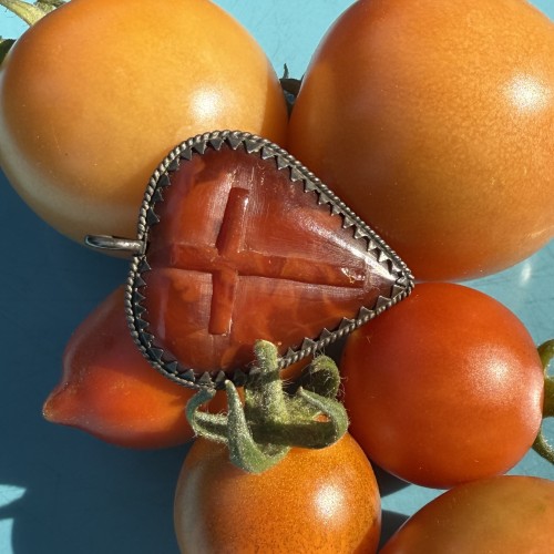 Pendentif en ambre en forme de cœur, monté sur argent. Allemagne, XVIIe siècle. - Matthew Holder