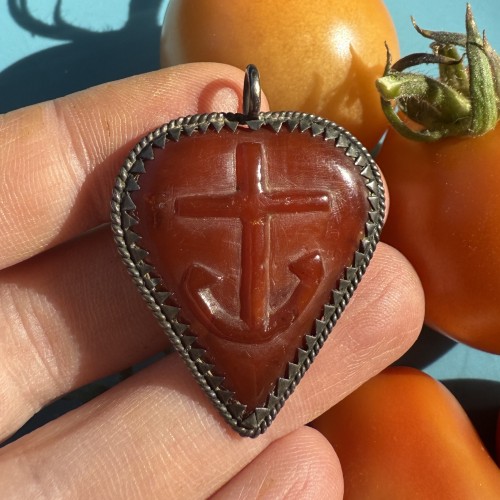 XVIIe siècle - Pendentif en ambre en forme de cœur, monté sur argent. Allemagne, XVIIe siècle.