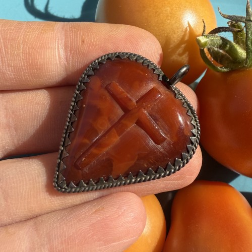 Pendentif en ambre en forme de cœur, monté sur argent. Allemagne, XVIIe siècle. - 