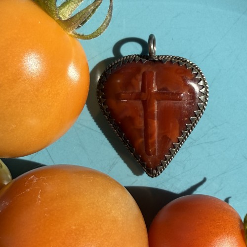 Antiquités - Pendentif en ambre en forme de cœur, monté sur argent. Allemagne, XVIIe siècle.