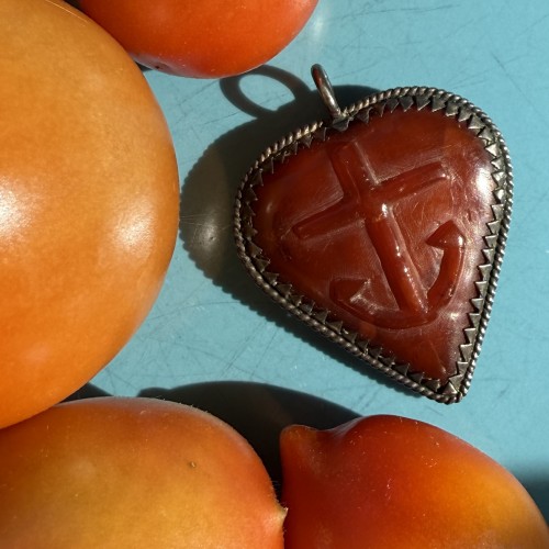 Antiquités - Pendentif en ambre en forme de cœur, monté sur argent. Allemagne, XVIIe siècle.