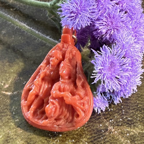 Pendentif dévotionnel double face en corail et or - 