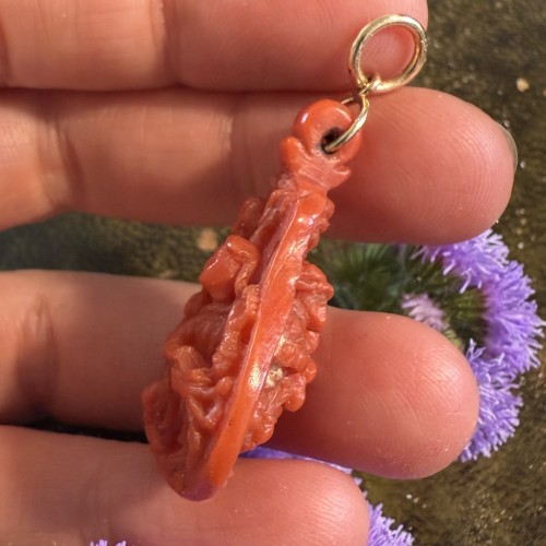  - Pendentif dévotionnel double face en corail et or