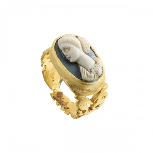 Bague ancienne en or sertie d'un camée en sardoine représentant une femme