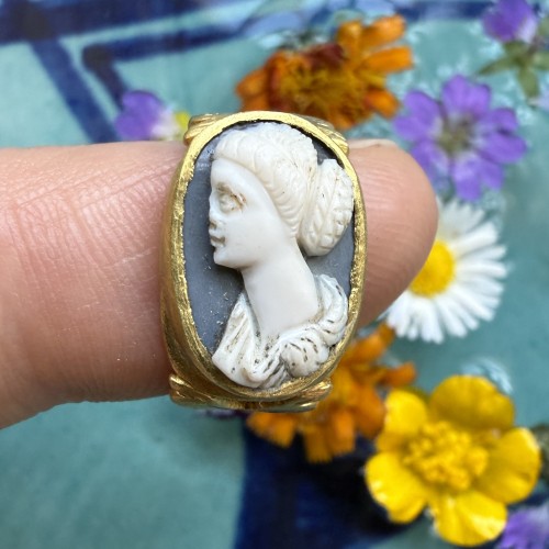 Bague ancienne en or sertie d'un camée en sardoine représentant une femme - Bijouterie, Joaillerie Style 