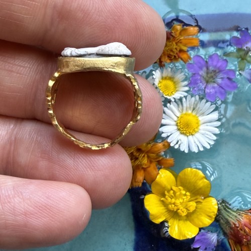 Bijouterie, Joaillerie  - Bague ancienne en or sertie d'un camée en sardoine représentant une femme