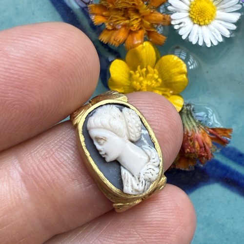 Bague ancienne en or sertie d'un camée en sardoine représentant une femme - Matthew Holder