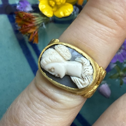 Avant JC au Xe siècle - Bague ancienne en or sertie d'un camée en sardoine représentant une femme