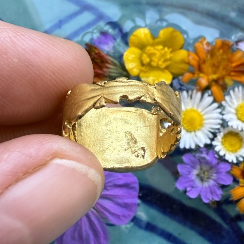 Bague ancienne en or sertie d'un camée en sardoine représentant une femme - 