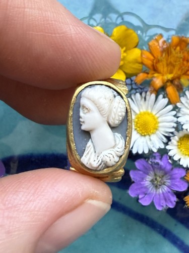  - Bague ancienne en or sertie d'un camée en sardoine représentant une femme