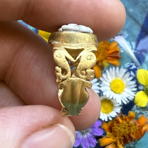 Antiquités - Bague ancienne en or sertie d'un camée en sardoine représentant une femme