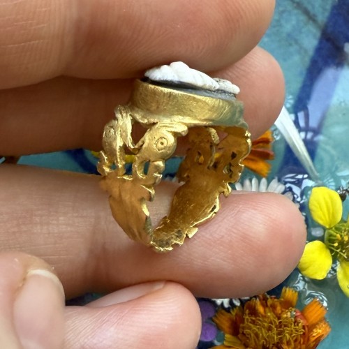 Antiquités - Bague ancienne en or sertie d'un camée en sardoine représentant une femme
