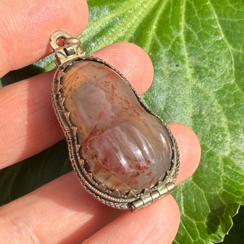  - Pendentif en agate et vermeil en forme de gland. Allemagne, XVIIe siècle.