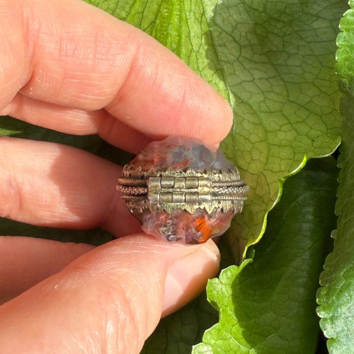 Antiquités - Pendentif en agate et vermeil en forme de gland. Allemagne, XVIIe siècle.