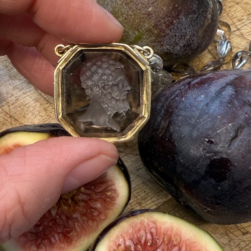 Antiquités - Gold-Mounted Smoky Quartz Intaglio Necklace, 19th century