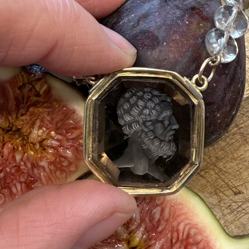 Antiquités - Gold-Mounted Smoky Quartz Intaglio Necklace, 19th century