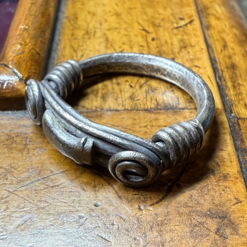 Antiquités - Silver Ring with Spiralled Terminals and Axe-Motif, Balkans 1st–2nd centur