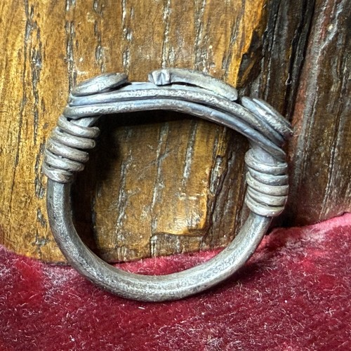 Antiquités - Silver Ring with Spiralled Terminals and Axe-Motif, Balkans 1st–2nd centur