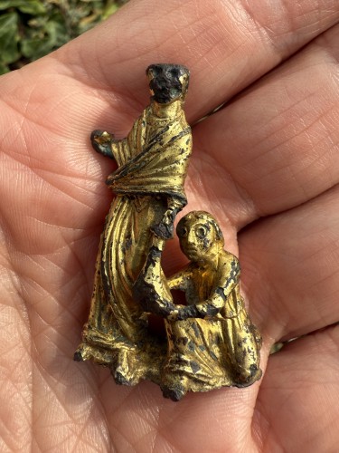 Antiquités - Gilt-Bronze Group Depicting an Act of Almsgiving. England, early 12th centu