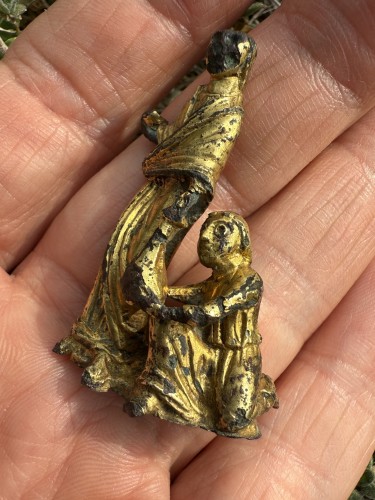 Antiquités - Gilt-Bronze Group Depicting an Act of Almsgiving. England, early 12th centu
