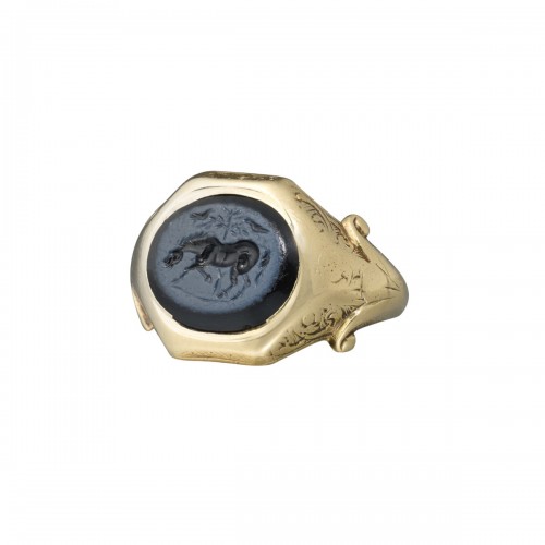 19th Century Gold Ring with an Roman Nicolo Intaglio of a Horse. 