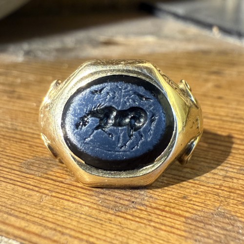 Antique Jewellery  - 19th Century Gold Ring with an Roman Nicolo Intaglio of a Horse. 