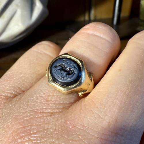 BC to 10th century - 19th Century Gold Ring with an Roman Nicolo Intaglio of a Horse. 
