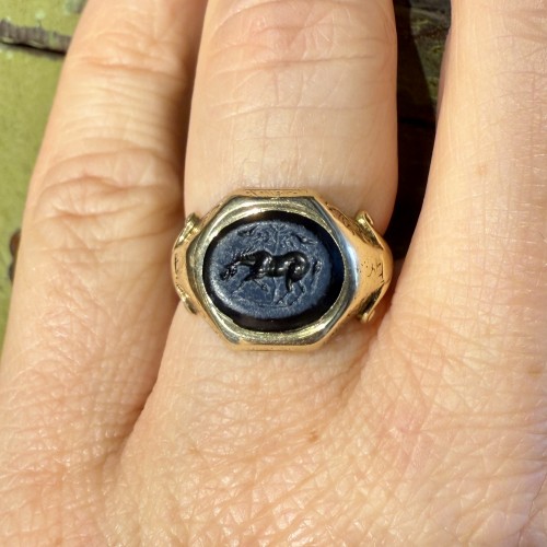 19th Century Gold Ring with an Roman Nicolo Intaglio of a Horse.  - 