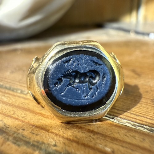 Antiquités - 19th Century Gold Ring with an Roman Nicolo Intaglio of a Horse. 