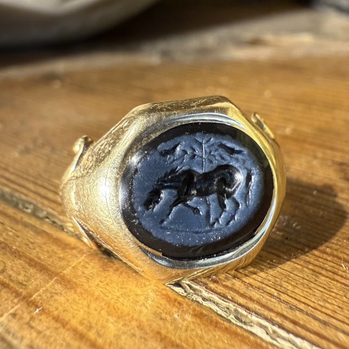 Antiquités - 19th Century Gold Ring with an Roman Nicolo Intaglio of a Horse. 