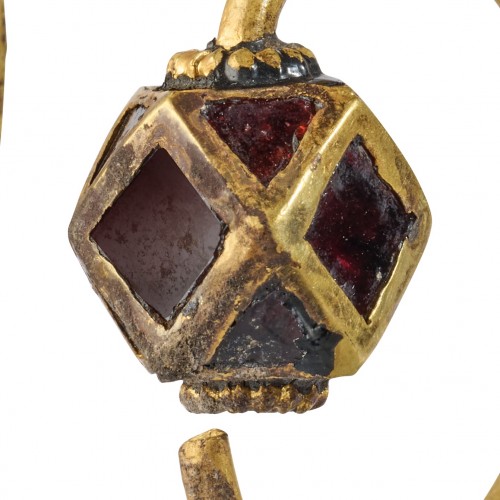 Paire de boucles d'oreilles polygonales en or et grenat, Ostrogothique vers le VIe s - Bijouterie, Joaillerie Style 