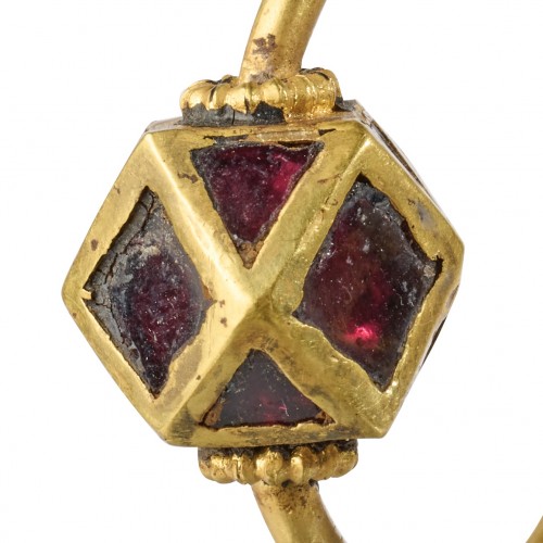 Bijouterie, Joaillerie  - Paire de boucles d'oreilles polygonales en or et grenat, Ostrogothique vers le VIe s