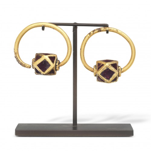 Paire de boucles d'oreilles polygonales en or et grenat, Ostrogothique vers le VIe s - Matthew Holder