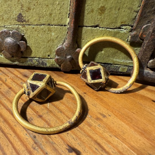 Avant JC au Xe siècle - Paire de boucles d'oreilles polygonales en or et grenat, Ostrogothique vers le VIe s