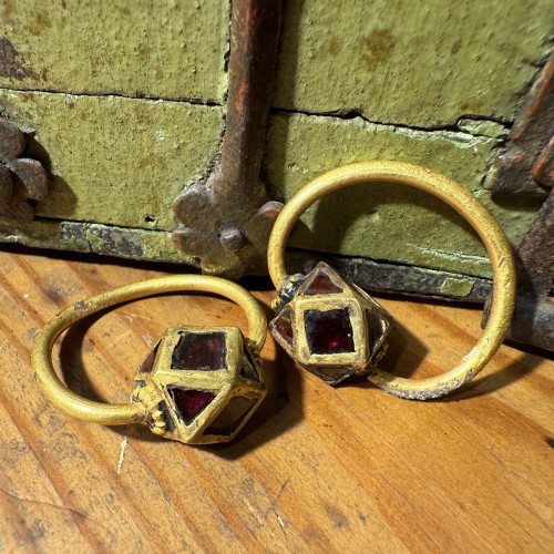 Paire de boucles d'oreilles polygonales en or et grenat, Ostrogothique vers le VIe s - 