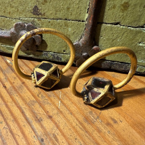  - Paire de boucles d'oreilles polygonales en or et grenat, Ostrogothique vers le VIe s