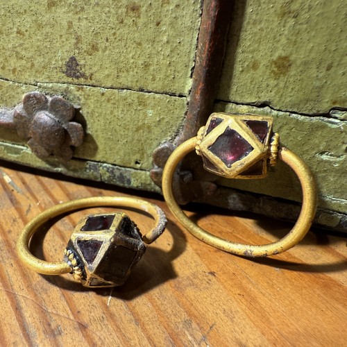 Antiquités - Paire de boucles d'oreilles polygonales en or et grenat, Ostrogothique vers le VIe s