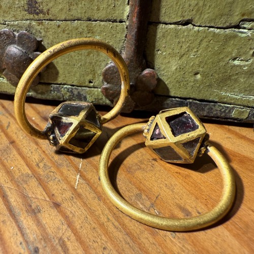 Antiquités - Paire de boucles d'oreilles polygonales en or et grenat, Ostrogothique vers le VIe s