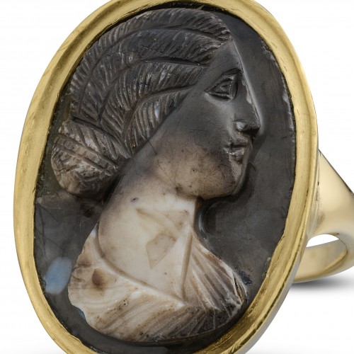 Gold Ring with a Roman Calcified Onyx Cameo of a Young Woman - Antique Jewellery Style 