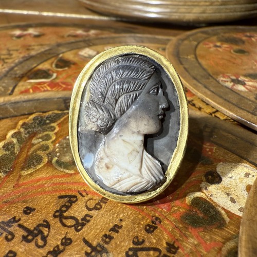 Antique Jewellery  - Gold Ring with a Roman Calcified Onyx Cameo of a Young Woman