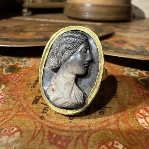 Gold Ring with a Roman Calcified Onyx Cameo of a Young Woman - 