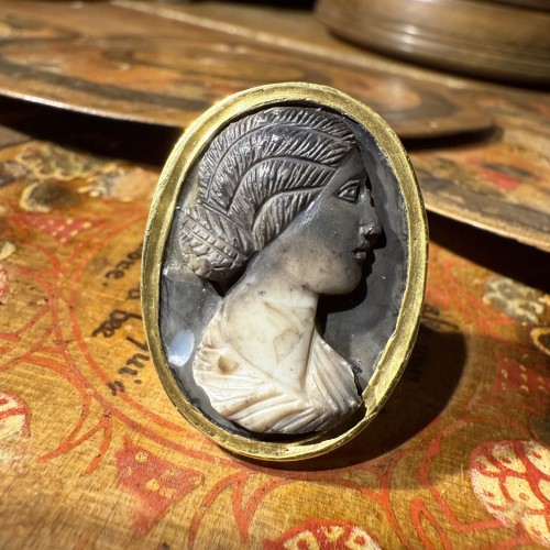 BC to 10th century - Gold Ring with a Roman Calcified Onyx Cameo of a Young Woman